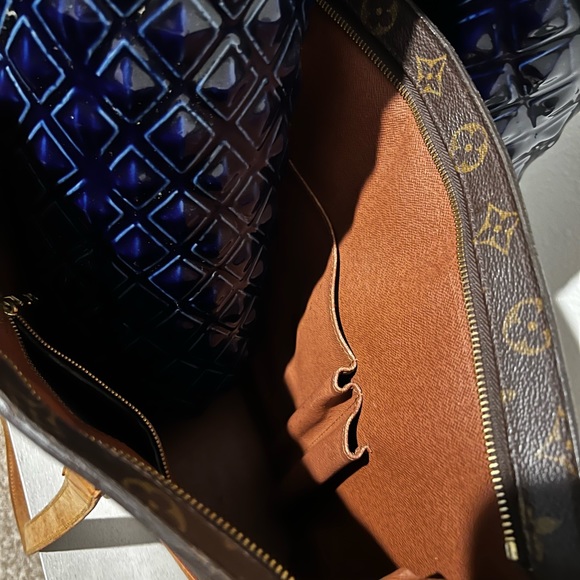 Louis Vuitton shoulder bag.SOLD - Picture 5 of 7